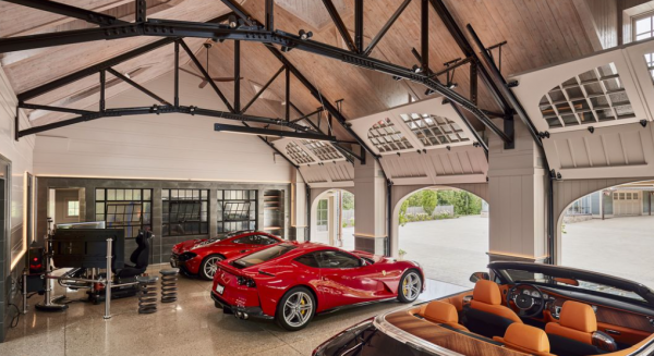 Garasi dengan ruang pamer koleksi kendaraan